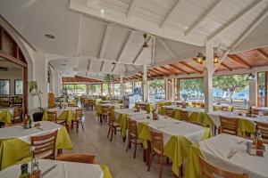 Restaurace v ubytování Alianthos Beach Hotel