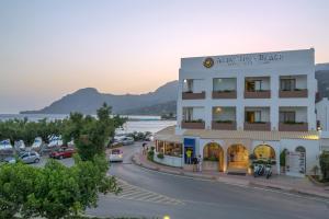 een gebouw aan de straatkant bij Alianthos Beach Hotel in Plakias