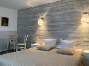 Ένα ή περισσότερα κρεβάτια σε δωμάτιο στο Broliu Vila