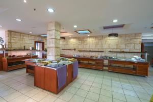 Kuchyň nebo kuchyňský kout v ubytování Alianthos Beach Hotel