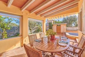 a dining room with a table and chairs at Can Parets in Santanyi