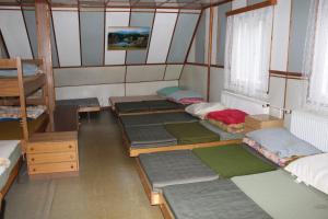 Habitación con 4 camas en una habitación con ventana en Turistická chata Prachov, en Jičín
