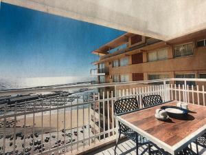a balcony with a table and chairs and a view of the ocean at Apartamento Jaume II Palamós in Palamós