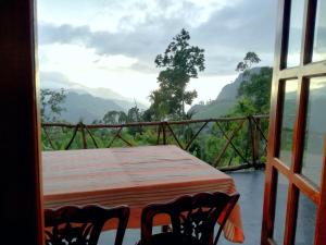 Pemandangan gunung umum atau pemandangan gunung yang diambil dari rumah tamu ini