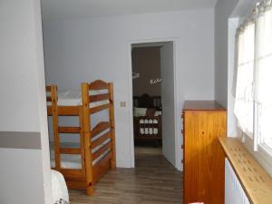um corredor com duas cadeiras de madeira num quarto em Appartement été et hiver 1 à 5 pers. Cauterets em Cauterets