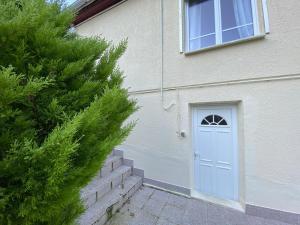 una casa con una puerta blanca y una ventana en Maison cosy et paisible au coeur de Beauvais, en Beauvais
