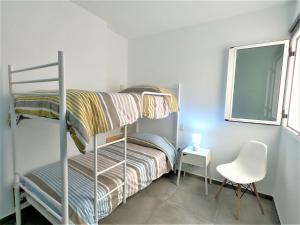Bunk bed o mga bunk bed sa kuwarto sa C4 Ocean Holiday Home - Puerto del Rosario
