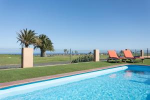Villas Caleta Beach & Golfの敷地内または近くにあるプール