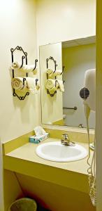 bagno con lavandino e specchio di Lodging on the Square a Berlin