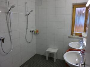 uma casa de banho com 2 lavatórios e um chuveiro em Ferienwohnung Haus Elisabeth, Ahornkaser em Berchtesgaden
