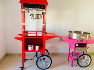 CASA RURAL VALLE SECRETO في Torremocha: عربة طعام حمراء مع وعاء وشواية