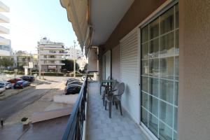 アテネにあるSea and City Apartmentの通りの景色を望むバルコニー(椅子付)