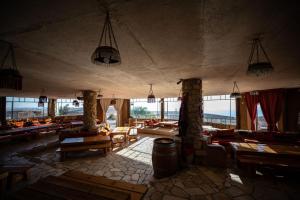 Reštaurácia alebo iné gastronomické zariadenie v ubytovaní Desert Shade camp חוות צל מדבר