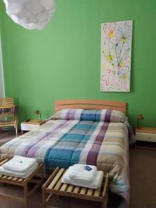 1 dormitorio con 1 cama con 2 bancos al lado en B&B SoleLuna della Solidarietà, en Palermo