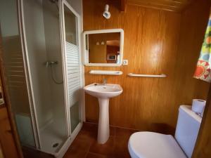 Koupelna v ubytování Complejo Turístico & Camping Cabopino