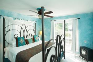 a bedroom with a bed and a ceiling fan at Lakehouse Bed and Breakfast in Canyon Lake