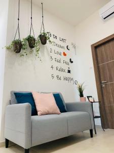 ein Sofa im Wohnzimmer mit Pflanzen an der Wand in der Unterkunft B&B Nonna Franca in Trecase