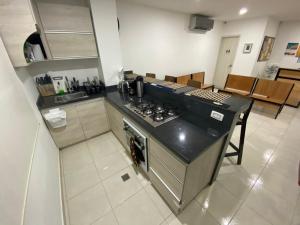 Nueve Uno Hostel في ريوهاتشا: مطبخ مع موقد و كونتر توب