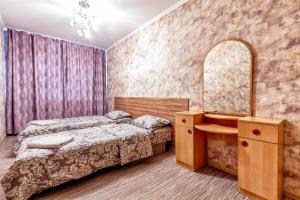Tempat tidur dalam kamar di 411 Вместительные апартаменты в центре Отлично подходят для командированных и туристов