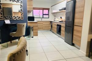 Кухня или мини-кухня в Kikuyu Waterfall - 3 Bed Luxe Apartment by Ulo
