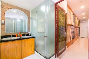 a bathroom with two sinks and a shower at Ben Thanh Dorm in Ho Chi Minh City