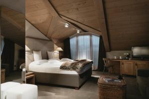 Rúm í herbergi á Eco & Wellness Boutique Hotel Sonne