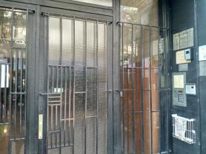 un groupe de portes métalliques dans un bâtiment dans l'établissement Europe Heart Apartment for 9, à Budapest