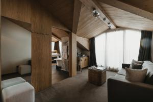 Rúm í herbergi á Eco & Wellness Boutique Hotel Sonne