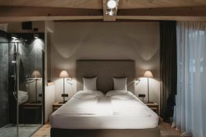 Rúm í herbergi á Eco & Wellness Boutique Hotel Sonne
