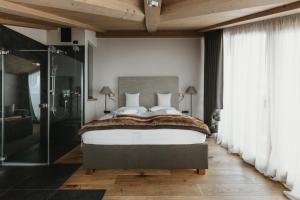 Rúm í herbergi á Eco & Wellness Boutique Hotel Sonne