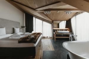 Rúm í herbergi á Eco & Wellness Boutique Hotel Sonne