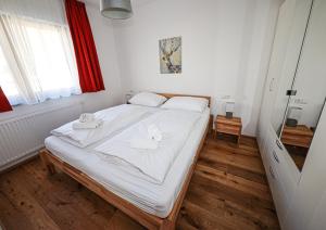 A bed or beds in a room at Appartementhaus Römerhof Superior - Kärnten Card Sommer inklusive Még 37 kép