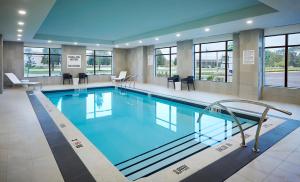 Holiday Inn Express - Sarnia - Point Edward, an IHG Hotel tesisinde veya buraya yakın yüzme havuzu