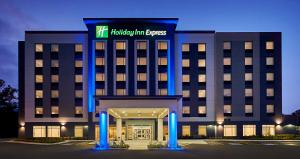 een hotel met een bordje op de voorgevel bij Holiday Inn Express - Sarnia - Point Edward by IHG in Sarnia