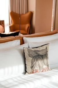 ein Bett mit einem Kissen darüber in der Unterkunft Mondrian Park Avenue in New York