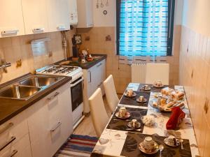 una cocina con una mesa con platos de comida. en Fiorenza, en Binasco