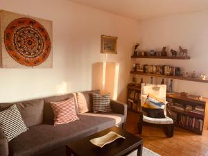 sala de estar con sofá y silla en Fiorenza, en Binasco