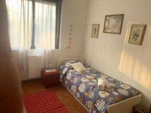 un dormitorio con una cama con un animal de peluche en Fiorenza, en Binasco