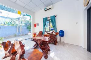 Khu vực ghế ngồi tại OYO 745 Minh Duc Guest House