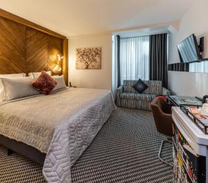 Habitación de hotel con cama y silla en Parkhouse Hotel & Spa, en Estambul