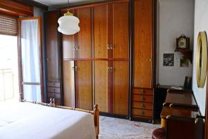 una camera con un grande armadio in legno e un letto di Casa del pescatore a Moneglia