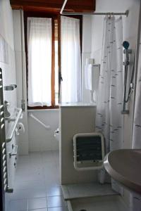 e bagno con doccia, servizi igienici e lavandino. di Casa del pescatore a Moneglia