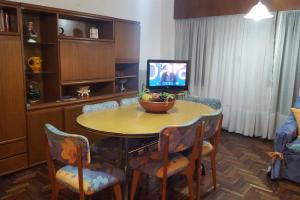 Departamento en Nueva Córdoba的电视和/或娱乐中心