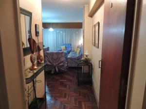 科尔多瓦Departamento en Nueva Córdoba的走廊通往带沙发的客厅