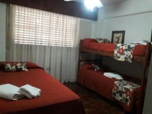 科尔多瓦Departamento en Nueva Córdoba的一间卧室，有两张双层床和一扇窗户