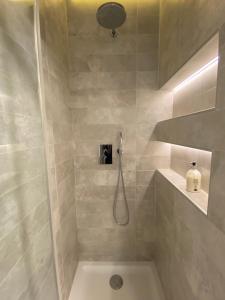 bagno con doccia, lavandino e servizi igienici di Cantorial Charme a Firenze