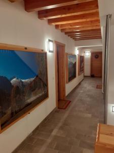 un pasillo con pinturas en las paredes de un edificio en Casa Dai Fre' CIPAT ZERO22018-AT-ZERO53006, en Bocenago
