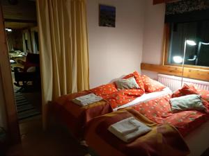 Un pat sau paturi într-o cameră la Kiiloselän Poropirtti