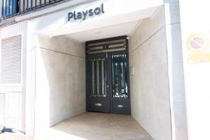una puerta negra en el lateral de un edificio en Apartamento Playa y Sol, en Calpe