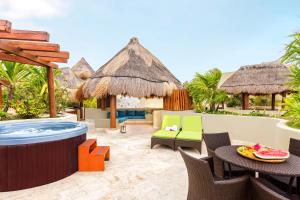 Bazén v ubytování Maya Villa Condo Hotel and Beachclub nebo v jeho okolí